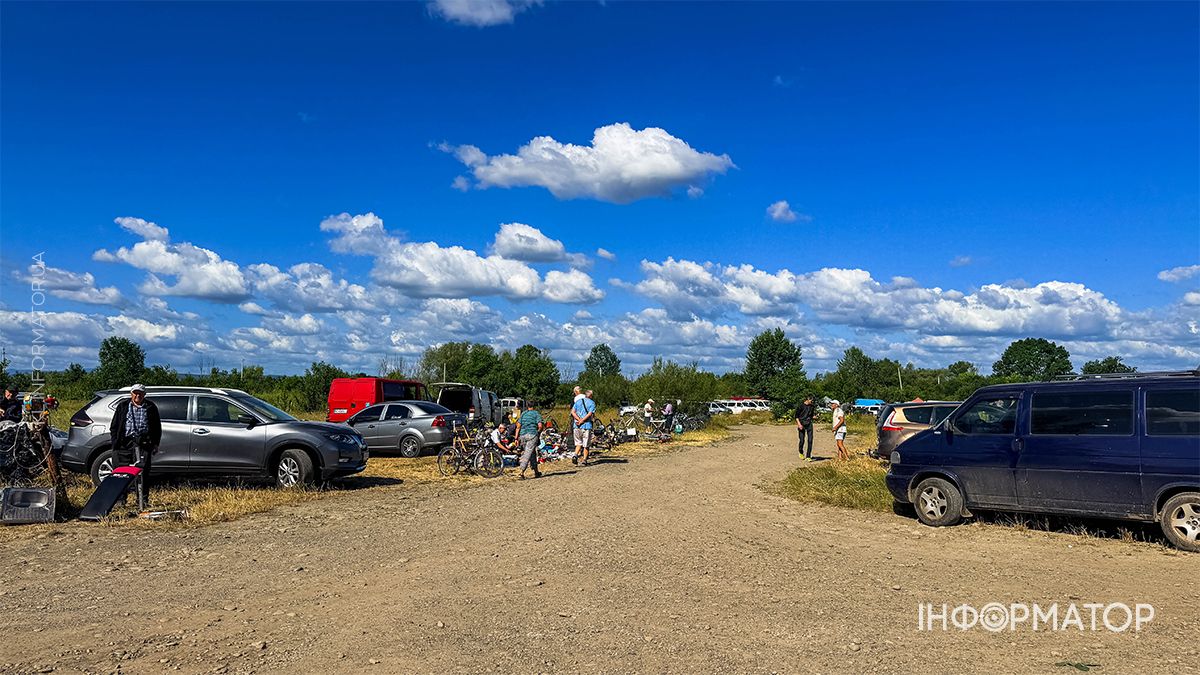 Жваві торги та тисячі товарів: фоторепортж з Торговиці у Коломиї 3