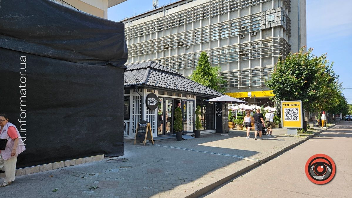 Системна руйнація: на стометрівці в Коломиї знову розбили історичний фасаз заради вітрини 2