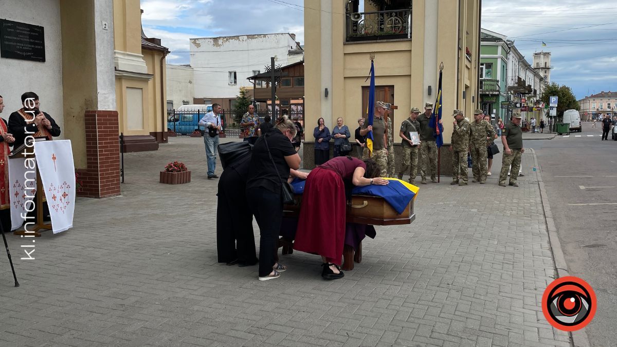 На щиті до рідного краю повернувся захисник із Саджавки Василь Півторак 6