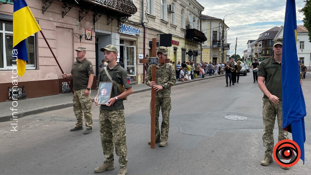 На щиті до рідного краю повернувся захисник із Саджавки Василь Півторак 8