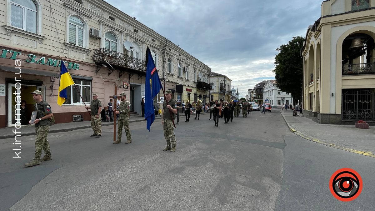 На щиті до рідного краю повернувся захисник із Саджавки Василь Півторак 9