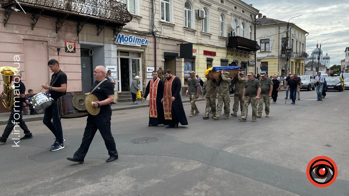 На щиті до рідного краю повернувся захисник із Саджавки Василь Півторак 10
