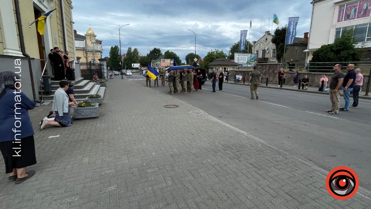 На щиті до рідного краю повернувся захисник із Саджавки Василь Півторак 12