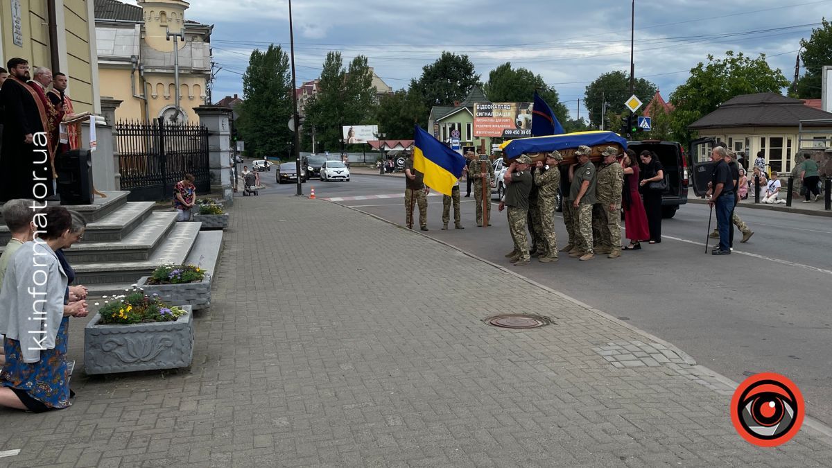 На щиті до рідного краю повернувся захисник із Саджавки Василь Півторак 13