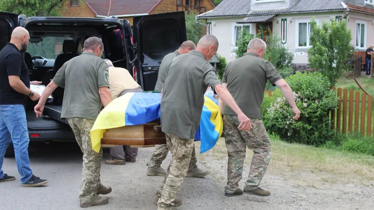 У Делятині "на щиті" зустріли полеглого захисника Андрія Трачука