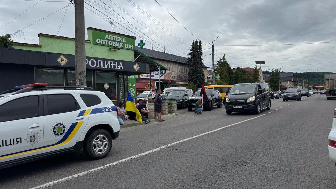 У Делятині "на щиті" зустріли померлого захисника Андрія Трачука 3