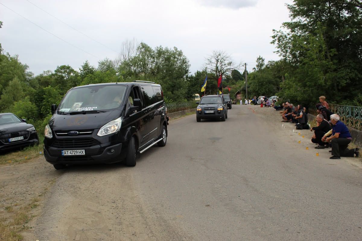 У Делятині "на щиті" зустріли померлого захисника Андрія Трачука 7