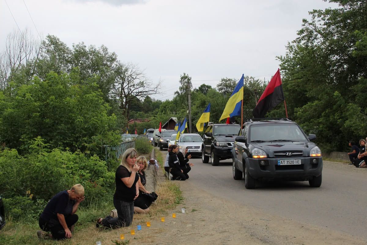 У Делятині "на щиті" зустріли померлого захисника Андрія Трачука 8