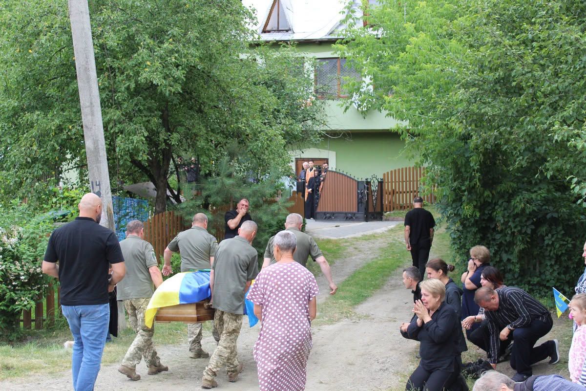 У Делятині "на щиті" зустріли померлого захисника Андрія Трачука 9