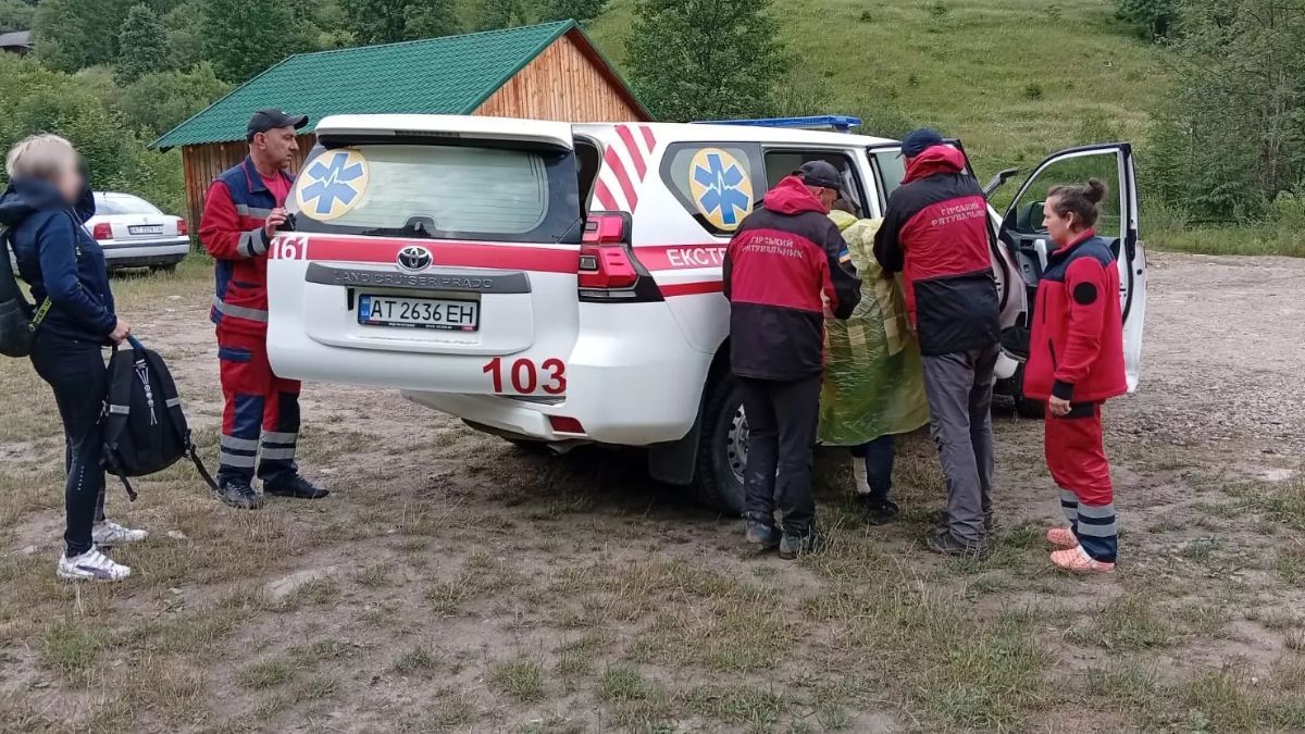 Троє туристів травмувалися в Карпатах за добу