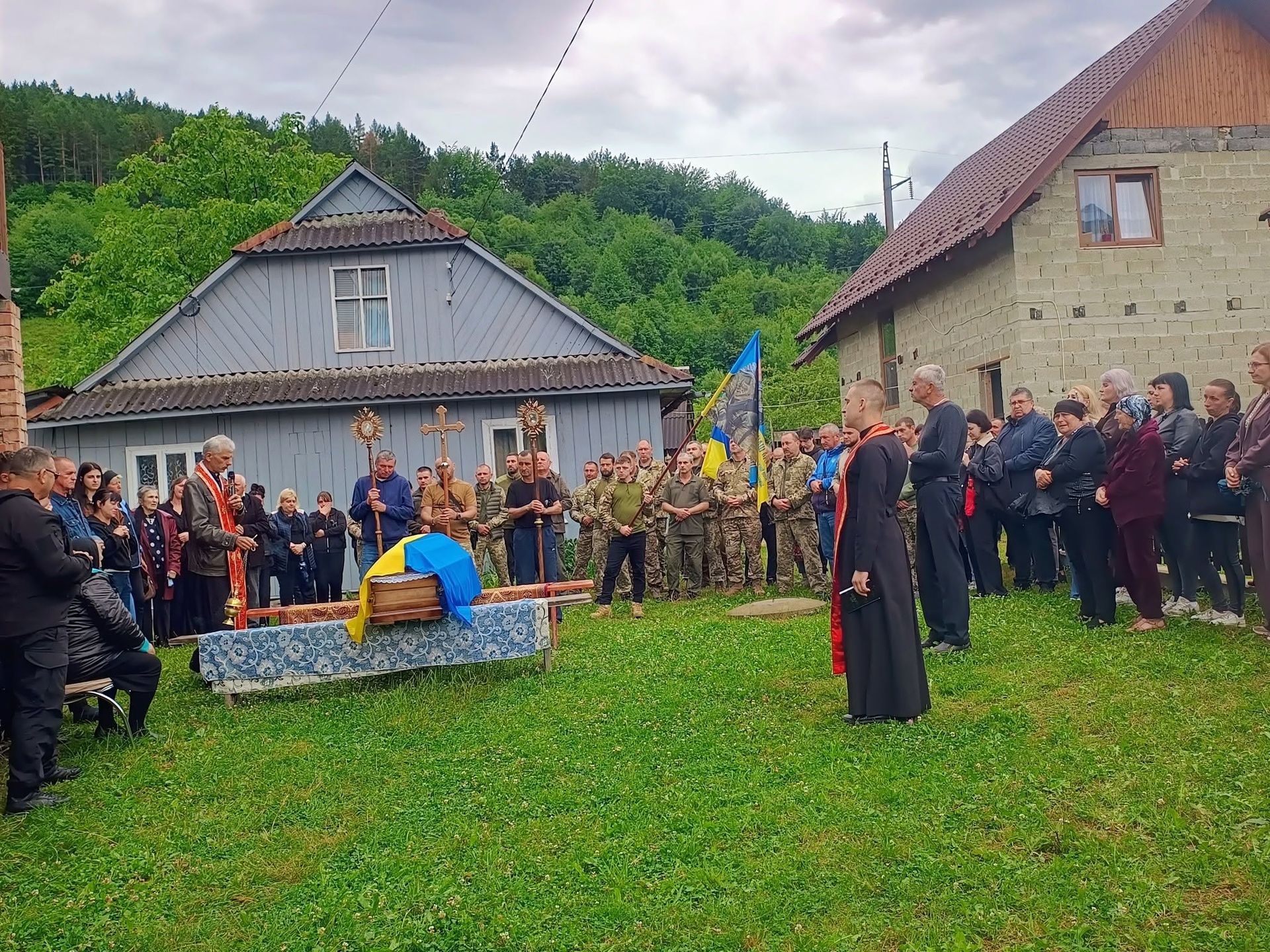 В Яремче зустріли скорботний кортеж полеглого Героя Василя Калинчука 3