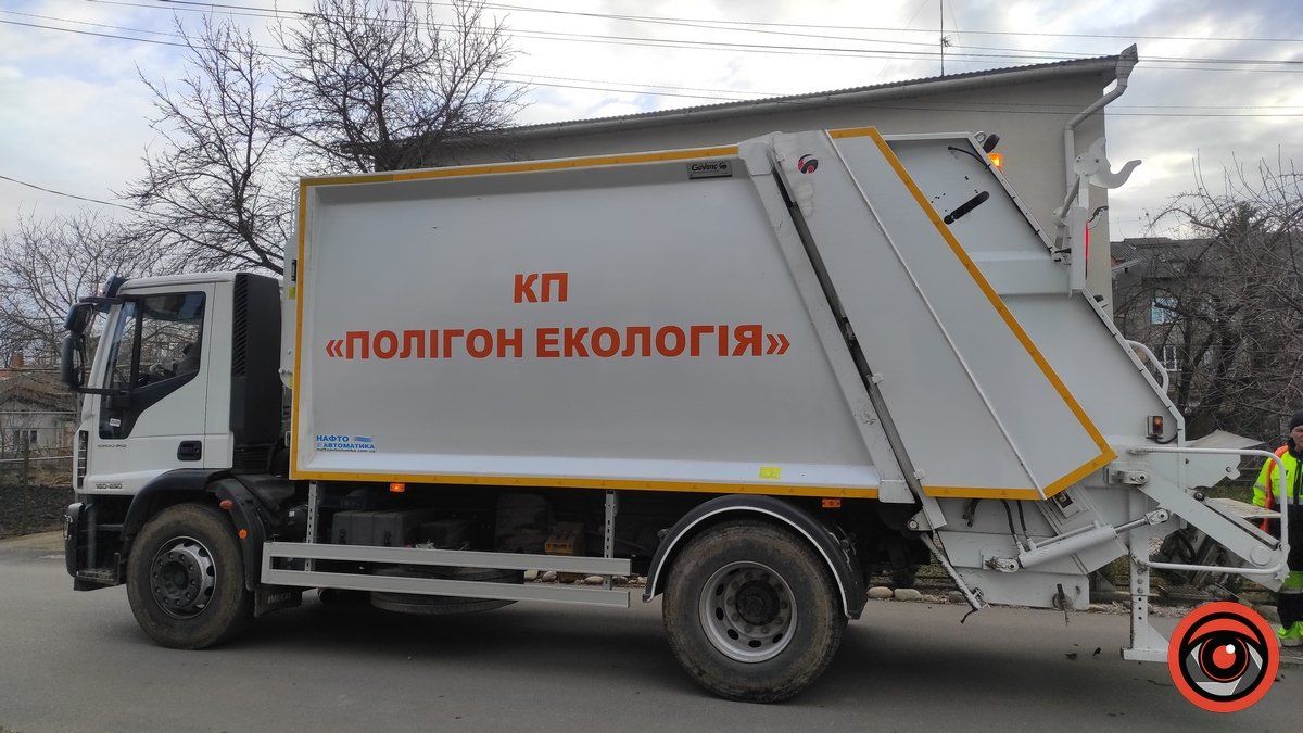 Коломияни заплатять двічі: комунальний сміттєвоз забрав сміття замість приватної компанії | ВІДЕО