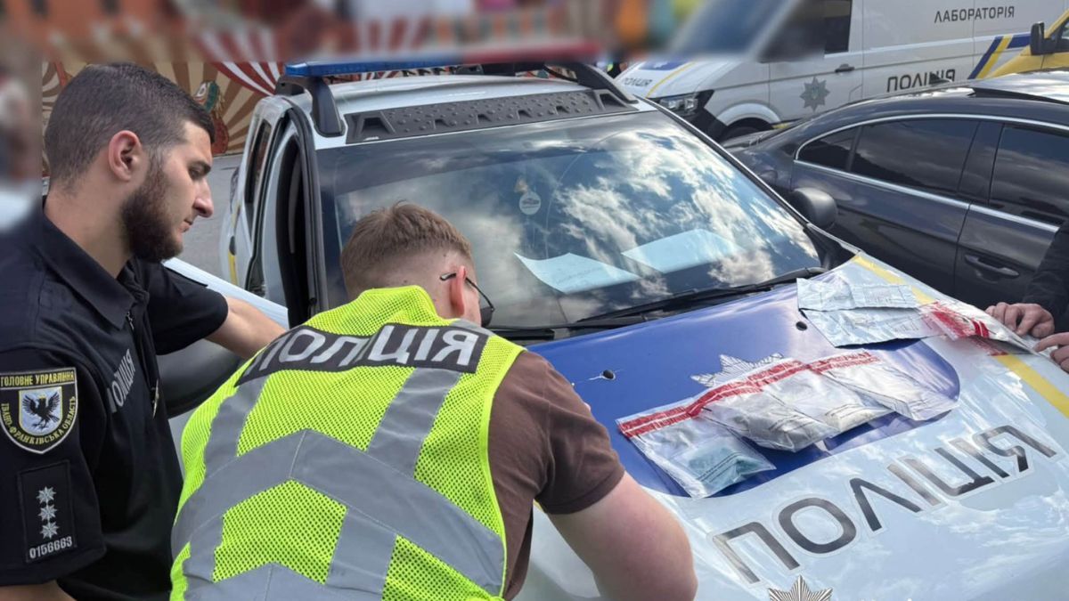 На Прикарпатті правоохоронці затримали трьох осіб, які збували наркотики поштою та через «закладки»