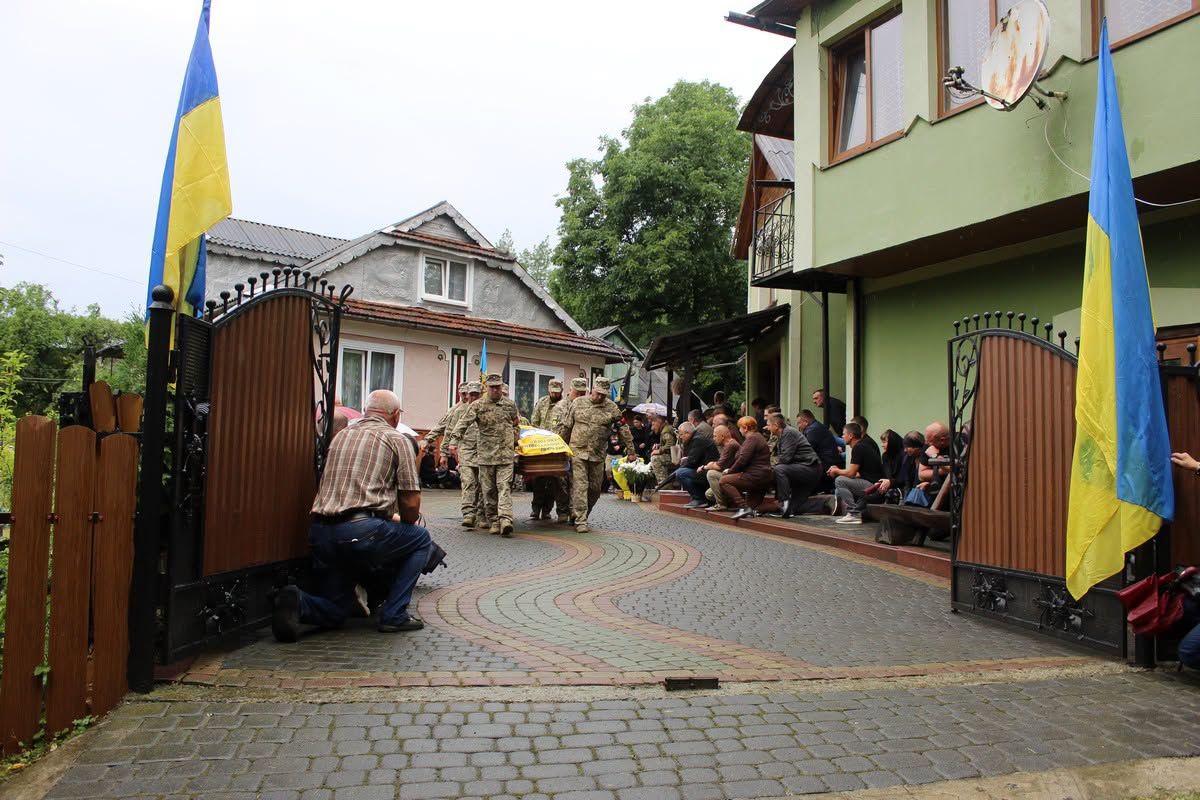 У Делятині попрощались із померлим Андрієм Трачуком 13