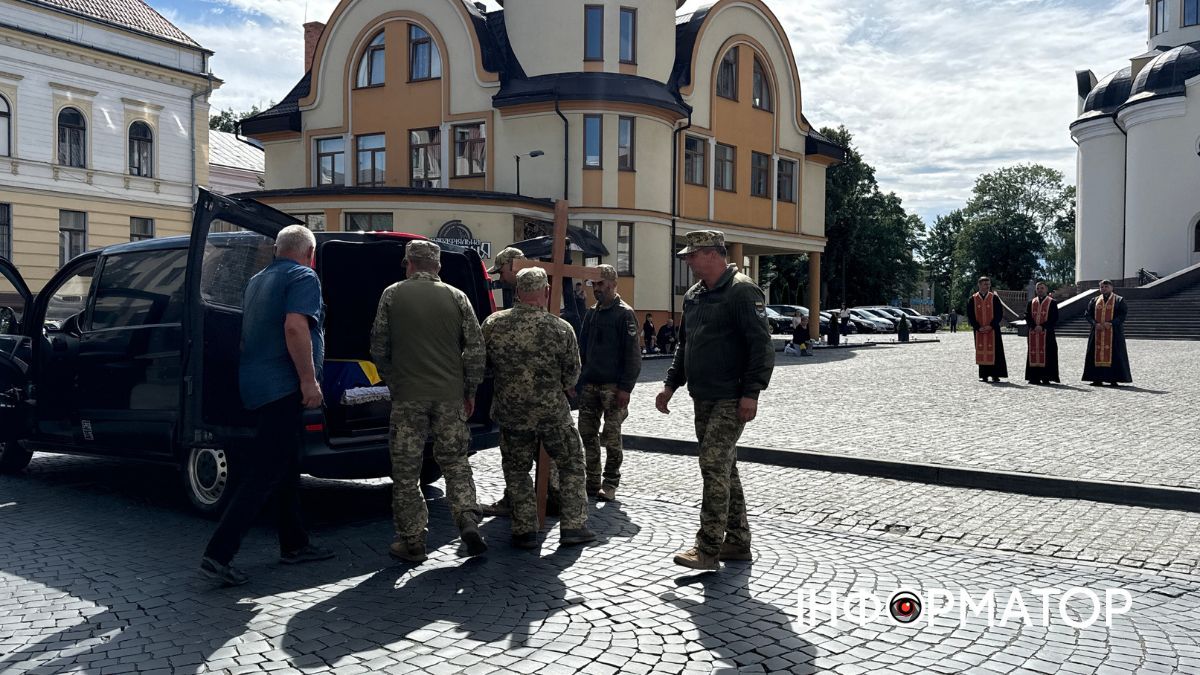 У Коломиї зустріли скорботний кортеж померлого воїна Ярослава Козлова 3