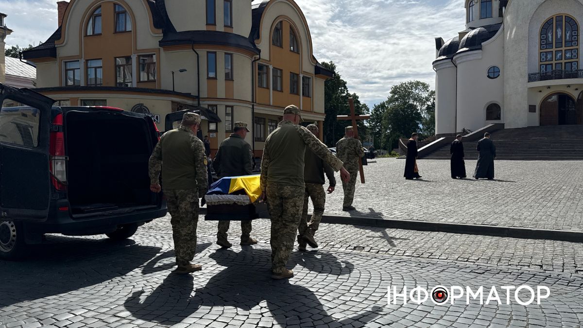 У Коломиї зустріли скорботний кортеж померлого воїна Ярослава Козлова 5
