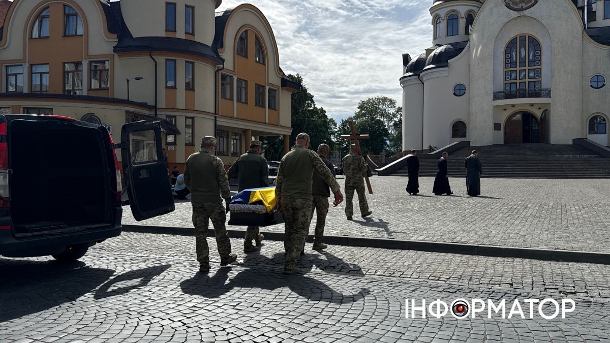 У Коломиї зустріли скорботний кортеж померлого воїна Ярослава Козлова 6