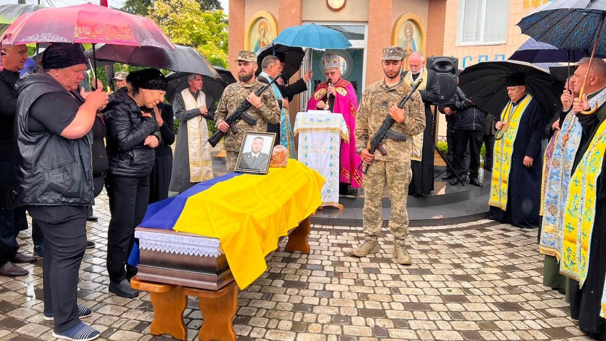 На вічний спочинок повернувся воїн з Городенківщини Сергій Цюмпала 2
