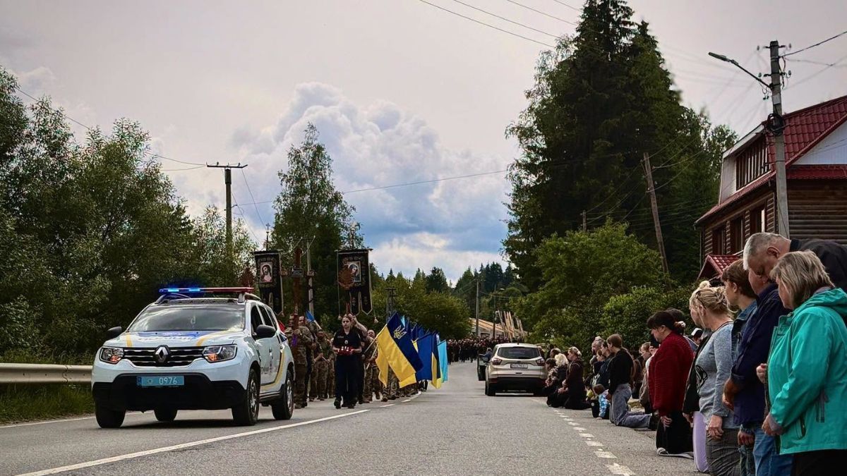 Яремчанська громада попрощалася з воїном Василем Калинчуком 2