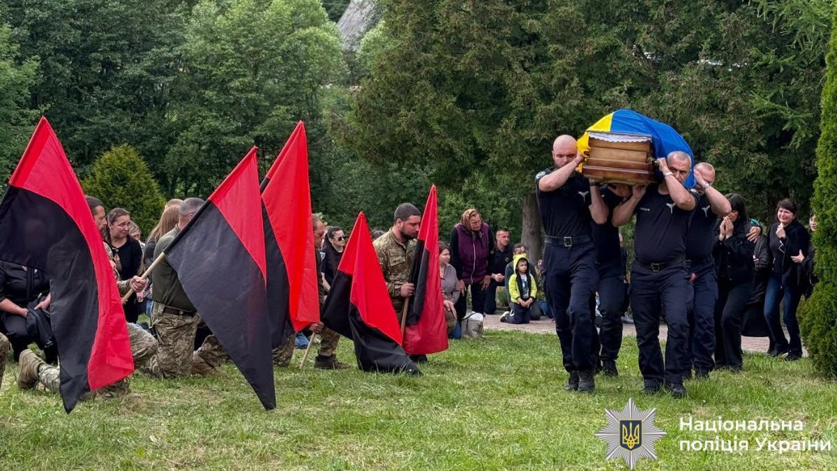 Яремчанська громада попрощалася з воїном Василем Калинчуком 3
