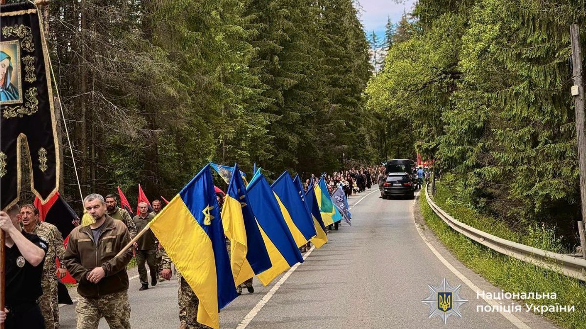 Яремчанська громада попрощалася з воїном Василем Калинчуком 1
