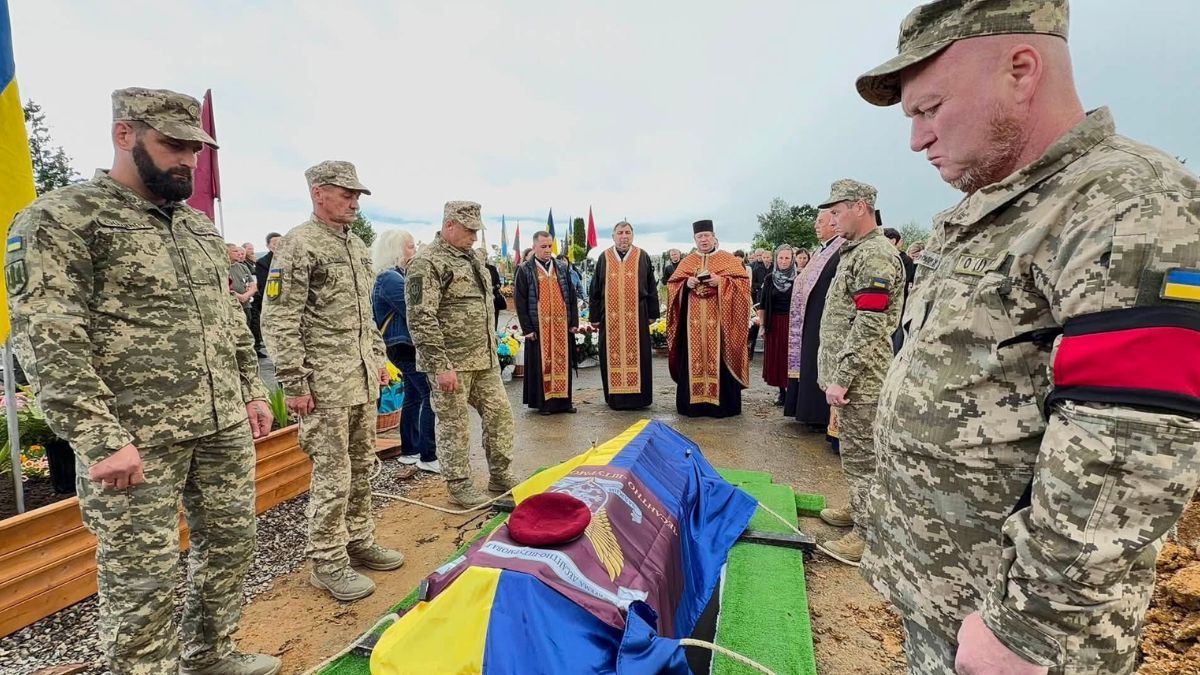 У Надвірній пройшов чин похорону воїна Богдана Малюзи 6