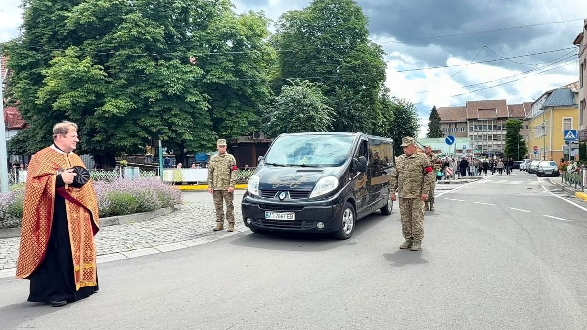 У Надвірній пройшов чин похорону воїна Богдана Малюзи 3