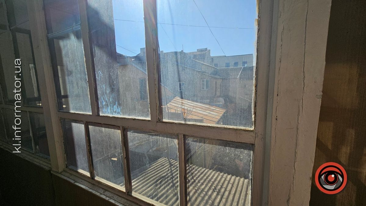 Гори сміття, портрет Ющенка та проламані стелі: як нині вигладають приміщення над рестораном "Карпати" у Коломиї 34