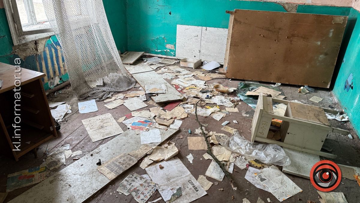 Гори сміття, портрет Ющенка та проламані стелі: як нині вигладають приміщення над рестораном "Карпати" у Коломиї 32