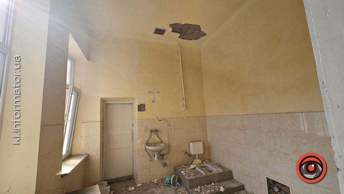 Гори сміття, портрет Ющенка та проламані стелі: як нині вигладають приміщення над рестораном "Карпати" у Коломиї 33