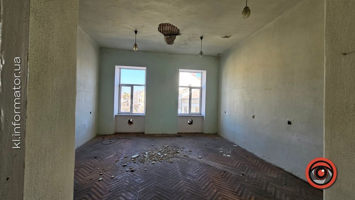 Гори сміття, портрет Ющенка та проламані стелі: як нині вигладають приміщення над рестораном "Карпати" у Коломиї 31