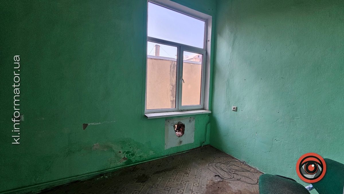 Гори сміття, портрет Ющенка та проламані стелі: як нині вигладають приміщення над рестораном "Карпати" у Коломиї 23