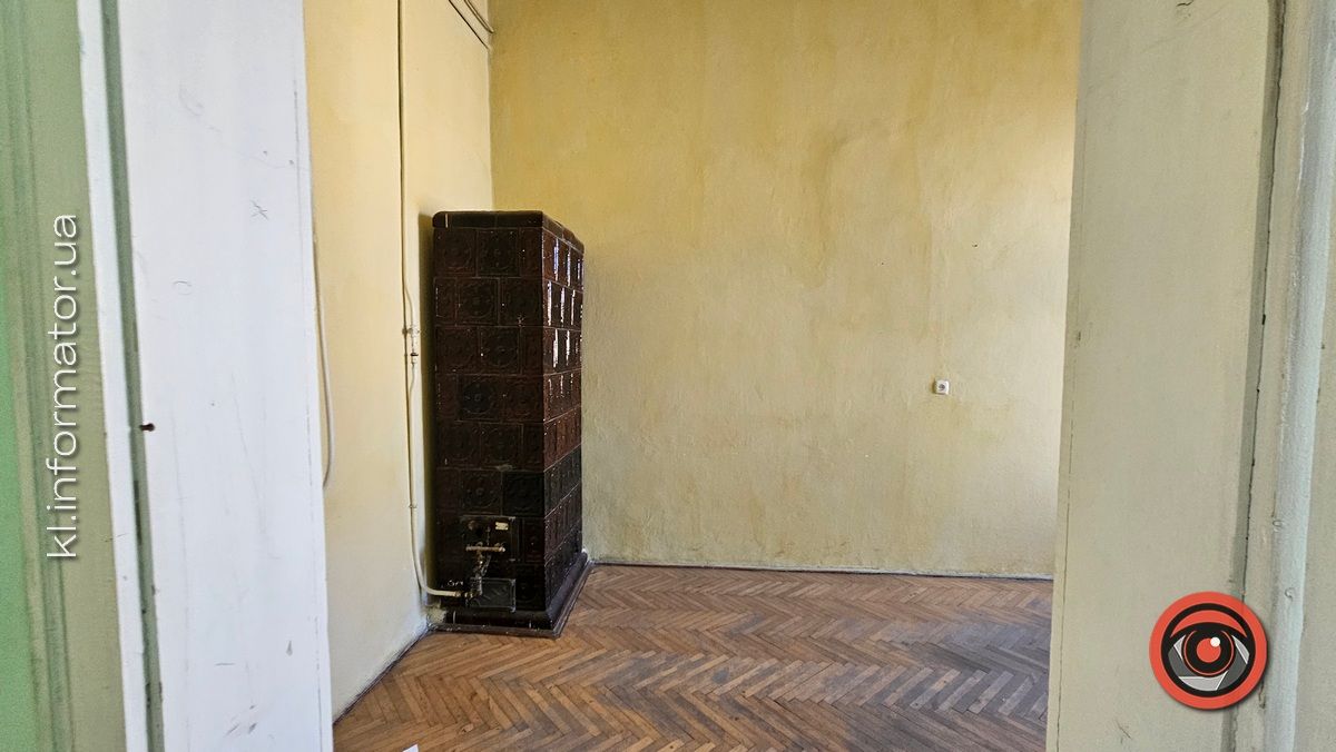 Гори сміття, портрет Ющенка та проламані стелі: як нині вигладають приміщення над рестораном "Карпати" у Коломиї 24