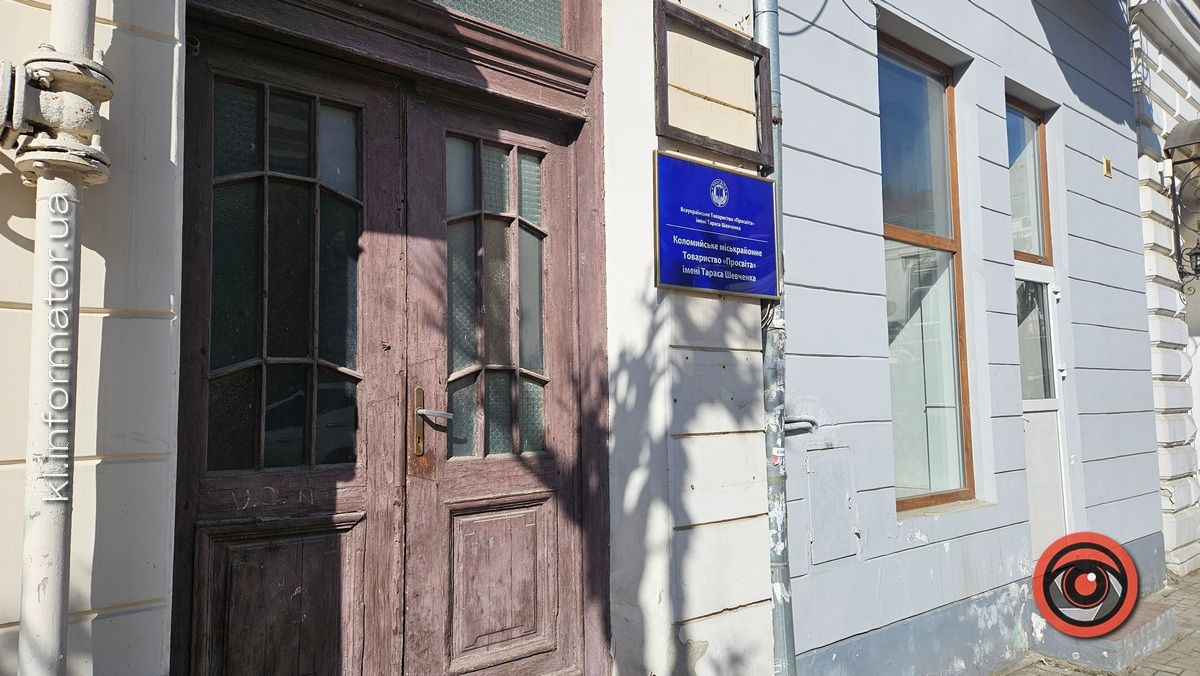 Гори сміття, портрет Ющенка та проламані стелі: як нині вигладають приміщення над рестораном "Карпати" у Коломиї 22