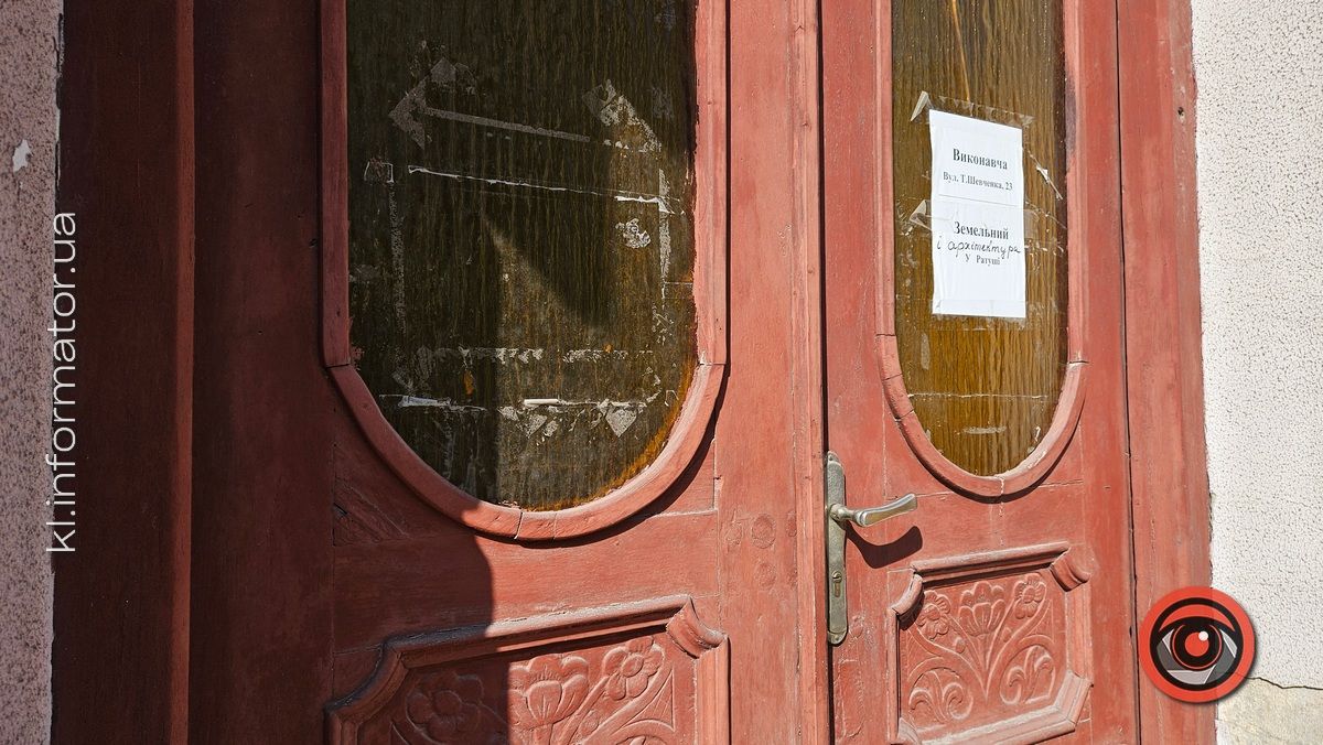 Гори сміття, портрет Ющенка та проламані стелі: як нині вигладають приміщення над рестораном "Карпати" у Коломиї 25