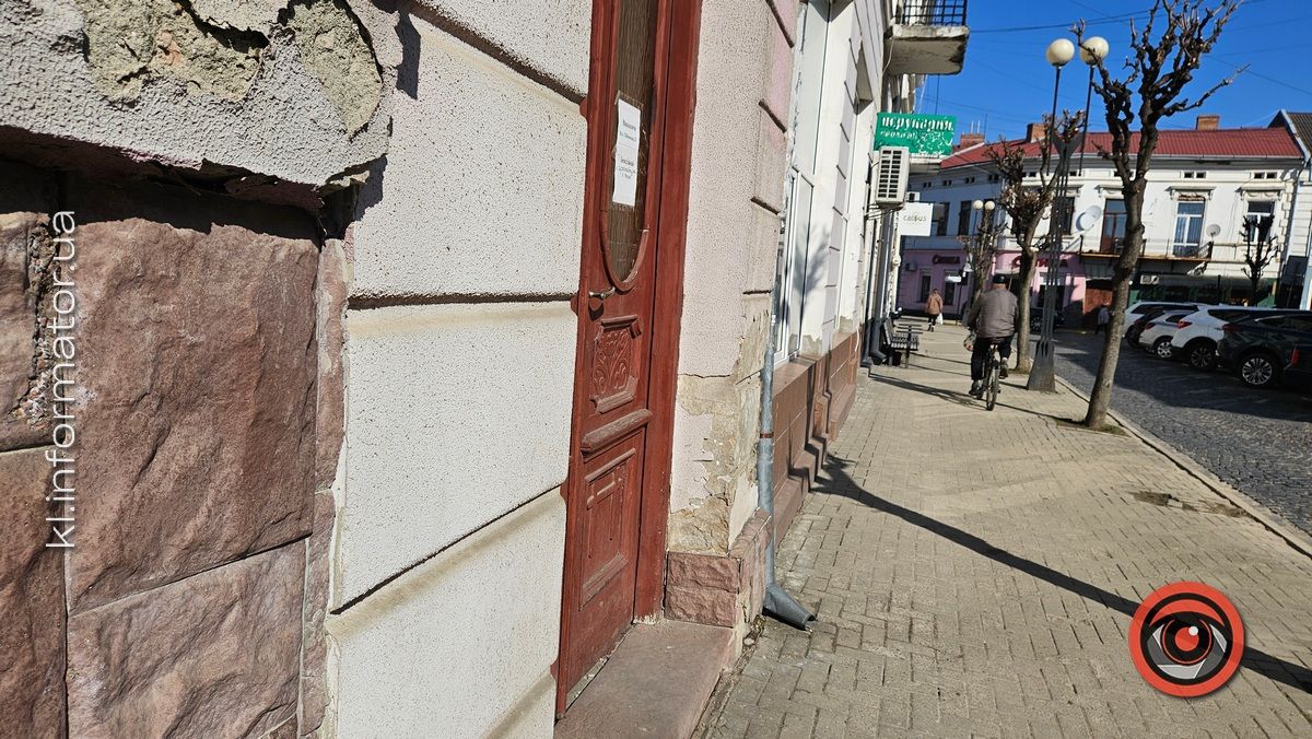 Гори сміття, портрет Ющенка та проламані стелі: як нині вигладають приміщення над рестораном "Карпати" у Коломиї 26