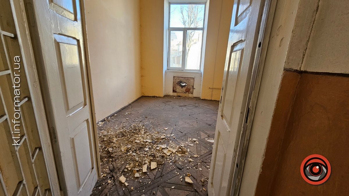 Гори сміття, портрет Ющенка та проламані стелі: як нині вигладають приміщення над рестораном "Карпати" у Коломиї 28