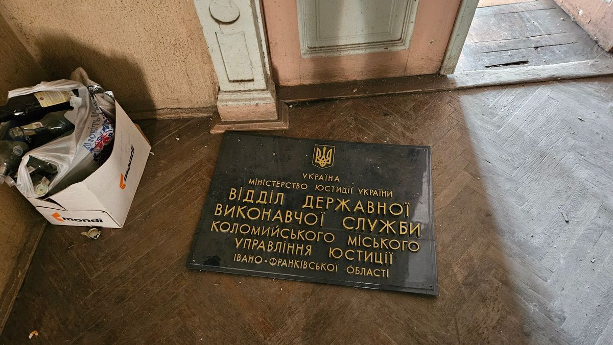 Гори сміття, портрет Ющенка та проламані стелі: як нині вигладають приміщення над рестораном "Карпати" у Коломиї 14