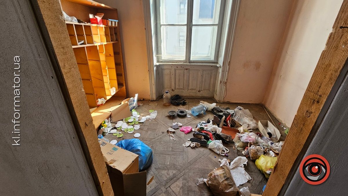 Гори сміття, портрет Ющенка та проламані стелі: як нині виглядають приміщення над рестораном "Карпати" у Коломиї