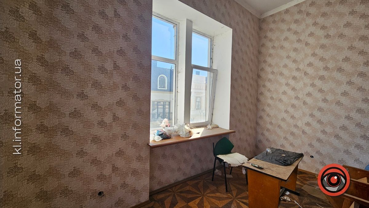 Гори сміття, портрет Ющенка та проламані стелі: як нині вигладають приміщення над рестораном "Карпати" у Коломиї 7