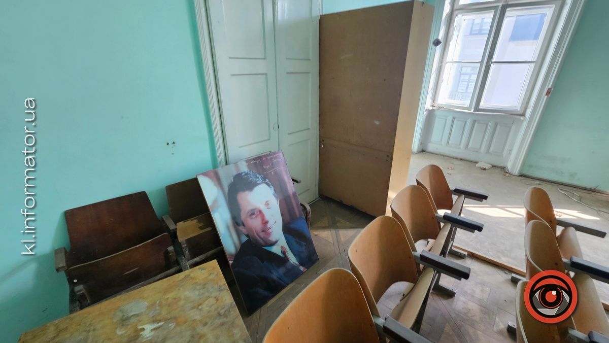Гори сміття, портрет Ющенка та проламані стелі: як нині вигладають приміщення над рестораном "Карпати" у Коломиї 2