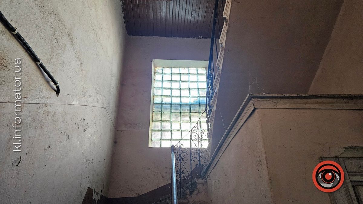 Гори сміття, портрет Ющенка та проламані стелі: як нині вигладають приміщення над рестораном "Карпати" у Коломиї 9