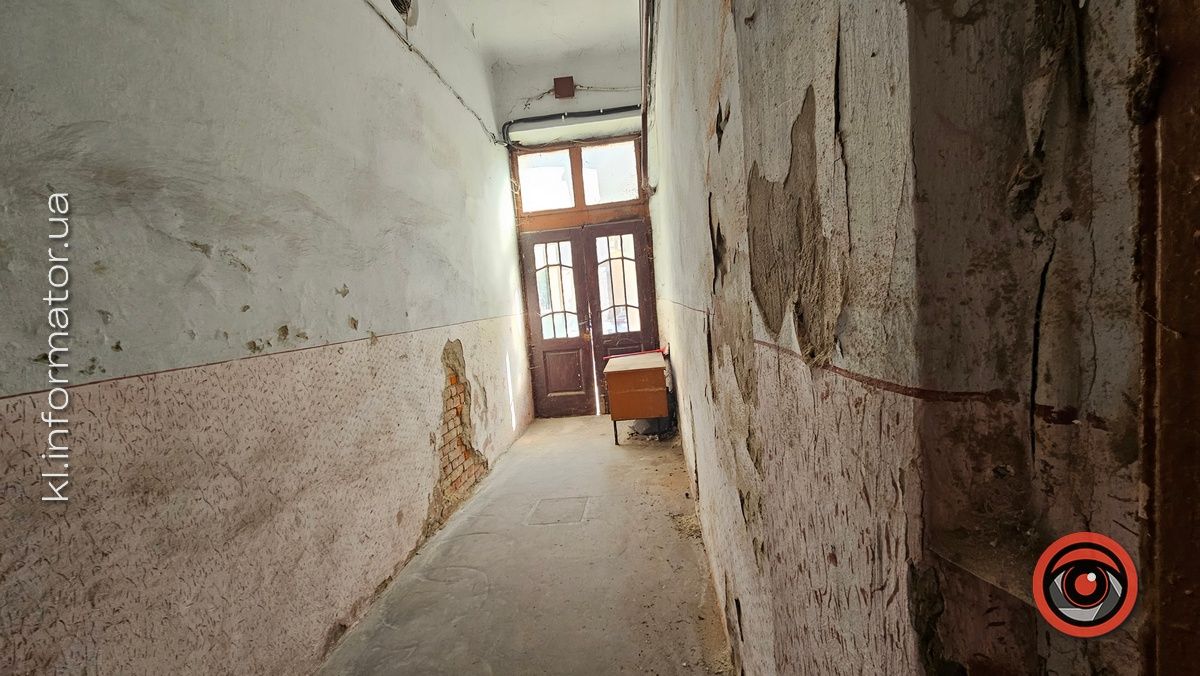 Гори сміття, портрет Ющенка та проламані стелі: як нині вигладають приміщення над рестораном "Карпати" у Коломиї 8