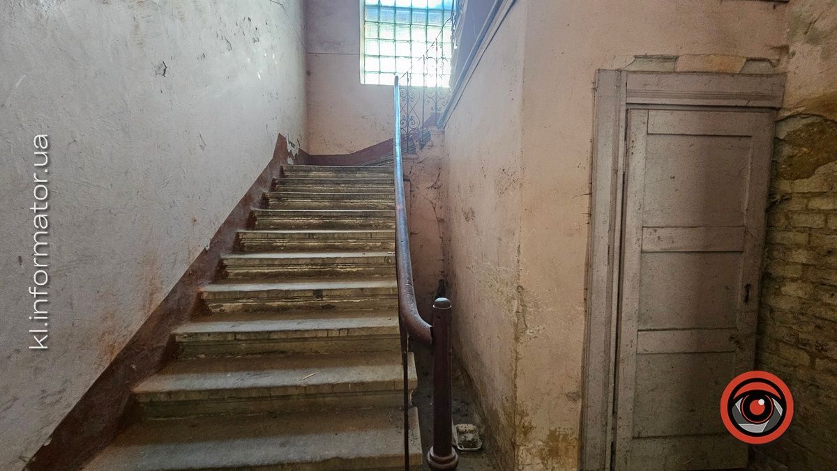 Гори сміття, портрет Ющенка та проламані стелі: як нині вигладають приміщення над рестораном "Карпати" у Коломиї 1