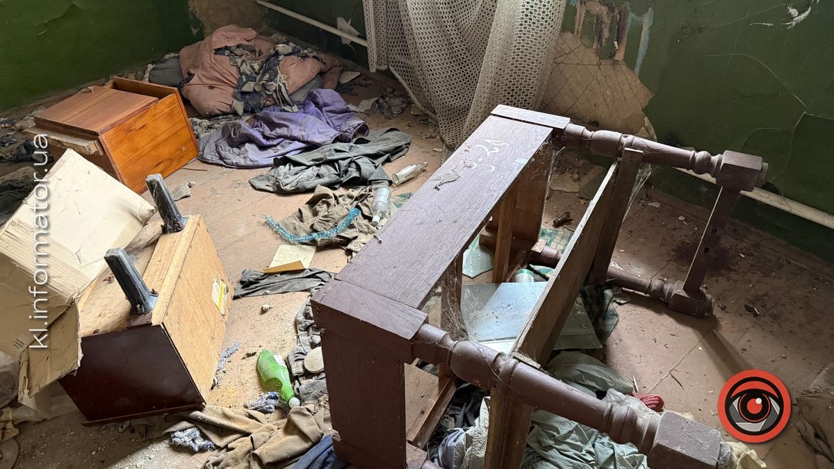 Гори сміття, портрет Ющенка та проламані стелі: як нині вигладають приміщення над рестораном "Карпати" у Коломиї 3