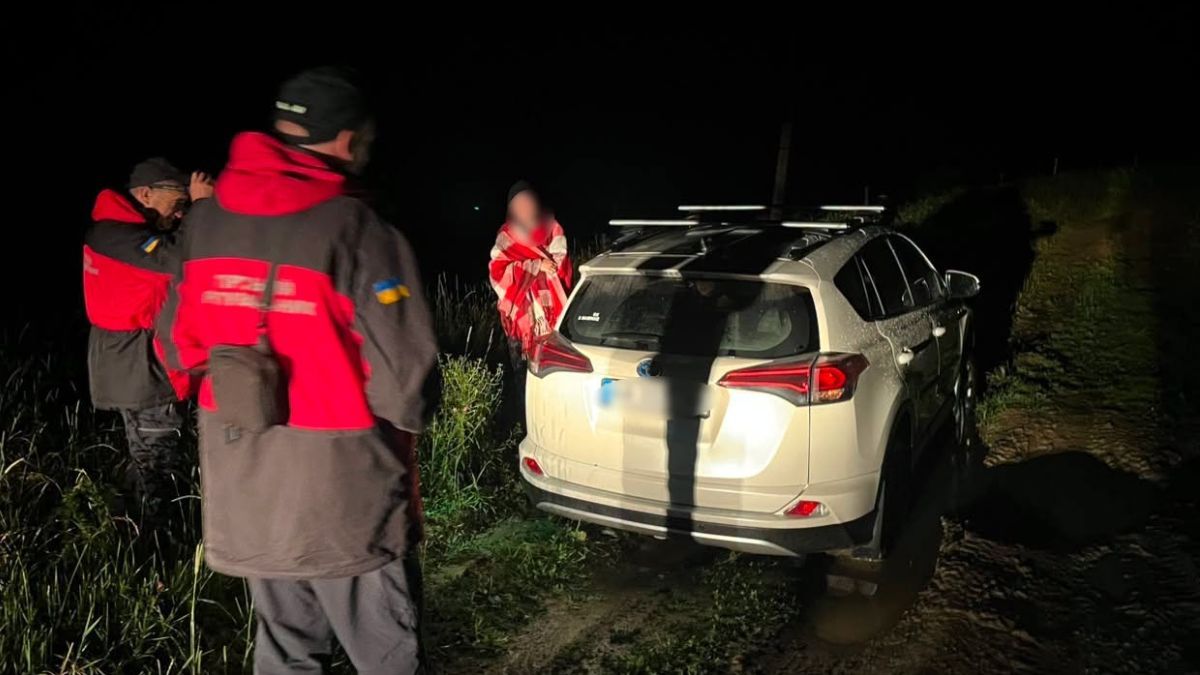 Застрягли серед ночі на гірській дорозі: рятувальники допомогли матері з донькою 1