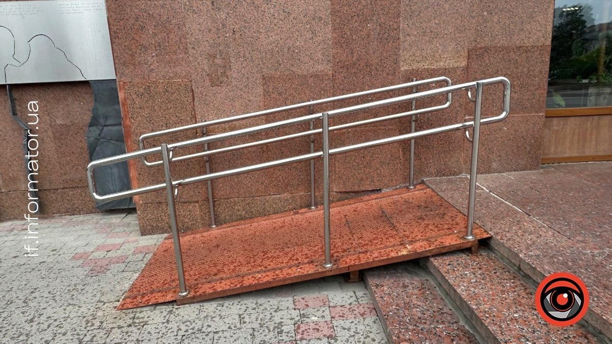 Недостатньо інклюзивно: франківці створили петицію щодо пандусів до міськради та ЦНАПу 1