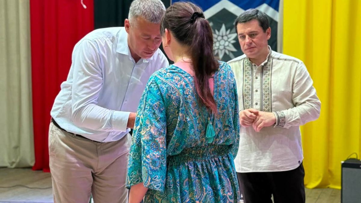 Загиблих захисників та діючих військових нагородили відзнаками у Отинії 8