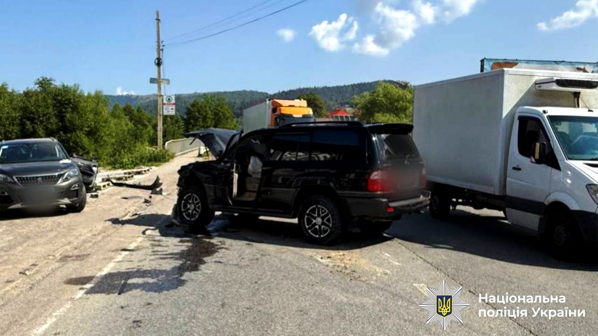 Не надав переваги в русі: два легковики зіткнулися у Микуличині 1
