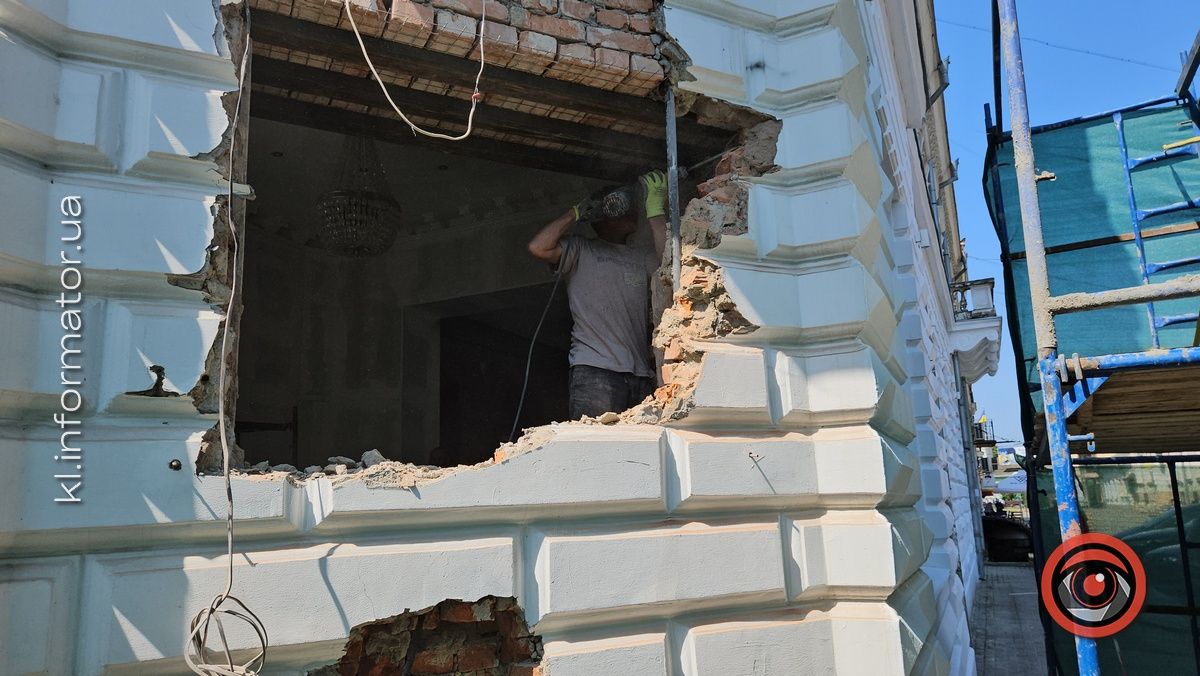 У фасаді історичної будівлі в центрі Коломиї вибивають двері. Що каже власник?